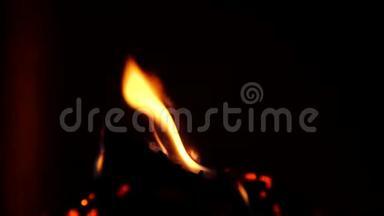 篝火在夜间燃<strong>烧</strong>。 在<strong>烤架</strong>中燃<strong>烧</strong>木头和烟雾的缓慢运动。 烹饪美味的午餐或
